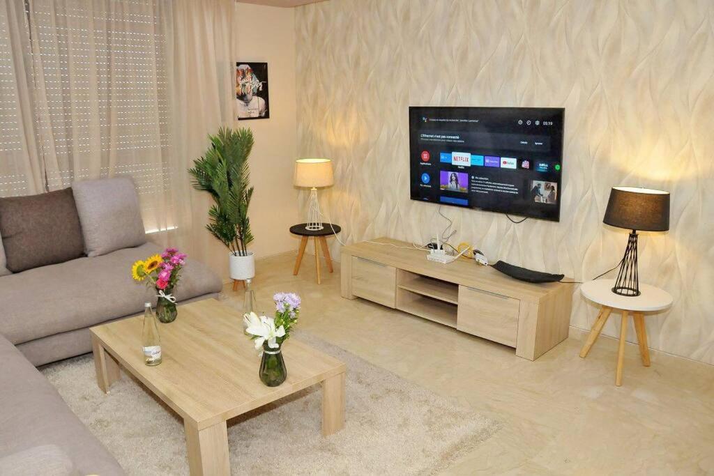 Il comprend un salon doté d'un canapé et d'une télévision à écran plat. dans l'établissement Casa Pedro, à Casablanca