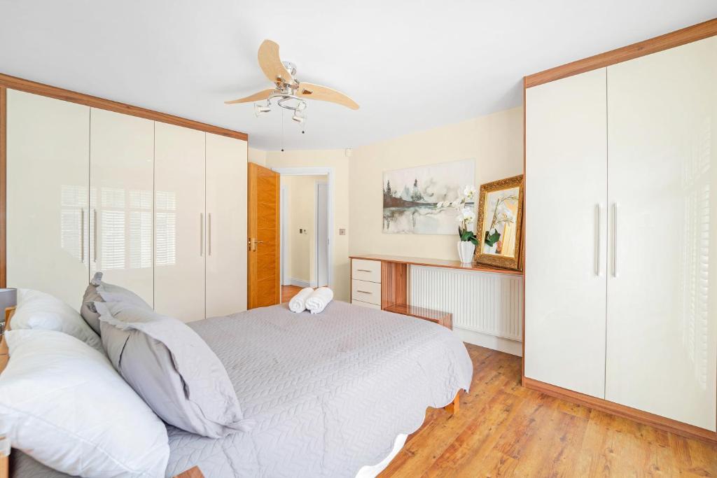 Kempton Park Views Two Double Bedroom Luxury Apartments, Sunbury Common (updated prices 2024)