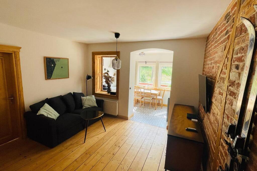 ein Wohnzimmer mit Sofa und Tisch in der Unterkunft U Babci Marysi in Karpacz