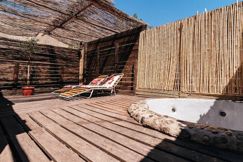 two chairs and a tub on a wooden deck at Cabaña Jacuzzi Exterior Privado in San José de Maipo