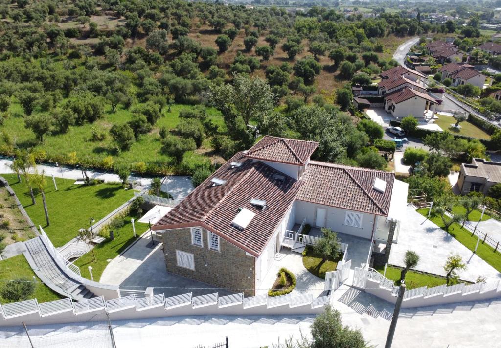 una vista aerea di una casa con cortile di Tenuta Del Duca a Marina di Casalvelino