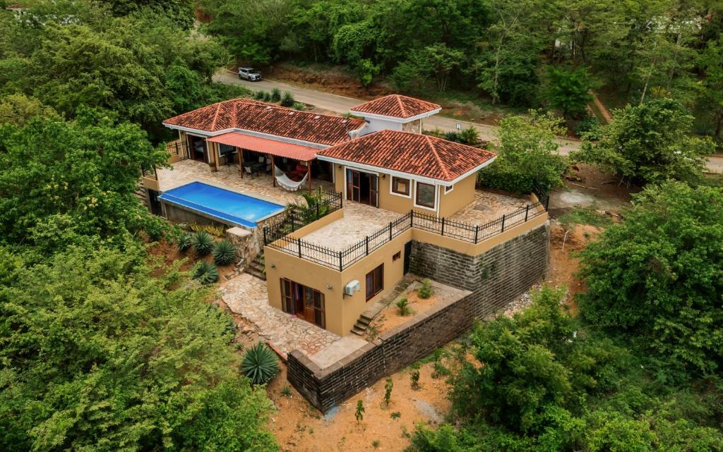 una vista aérea de una casa con piscina en Exquisite Private Coastal Retreat home en San Juan del Sur