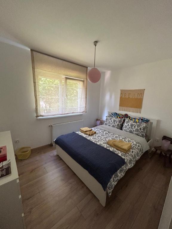 1 dormitorio con 1 cama con sábanas y almohadas azules en Kisvirág Vendégház en Balatonvilágos