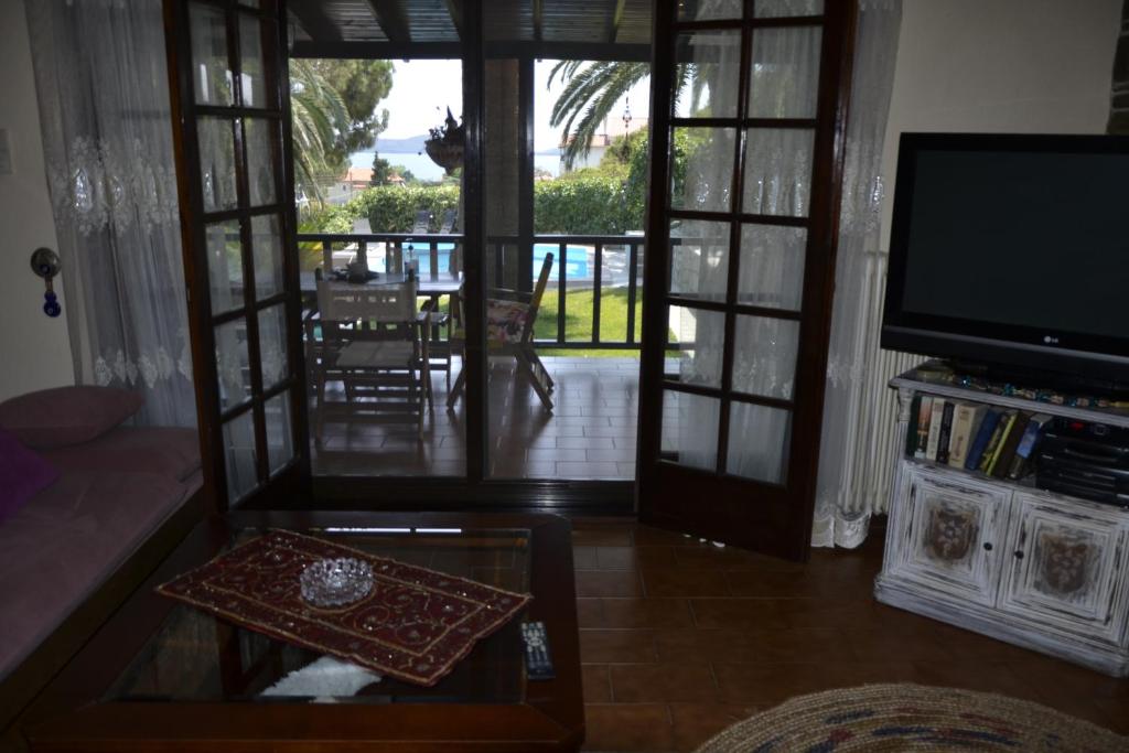 A television and/or entertainment centre at Monica's Tropical Villa