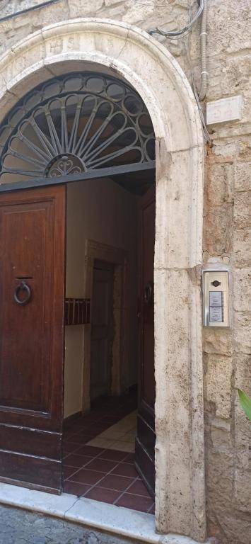 - une entrée pour un bâtiment avec une grande porte en bois dans l'établissement Casa Antonella, à Ascoli Piceno
