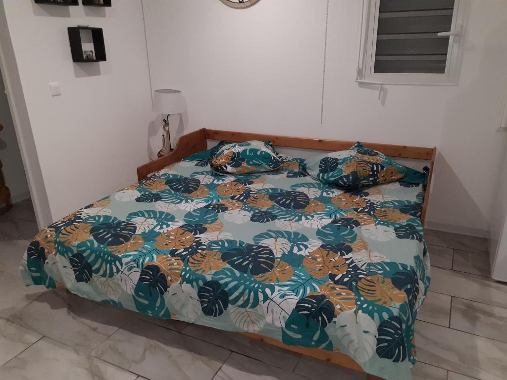 Postel nebo postele na pokoji v ubytování Bungalow agéable et confortable, parking securisé