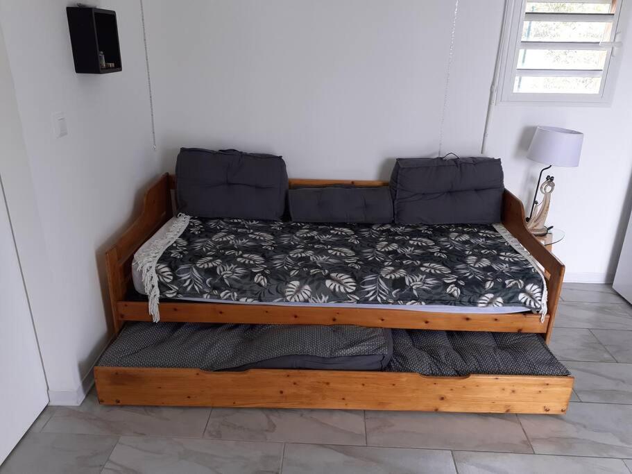 Postel nebo postele na pokoji v ubytování Bungalow agéable et confortable, parking securisé