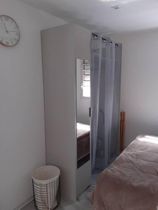 Postel nebo postele na pokoji v ubytování Bungalow agéable et confortable, parking securisé