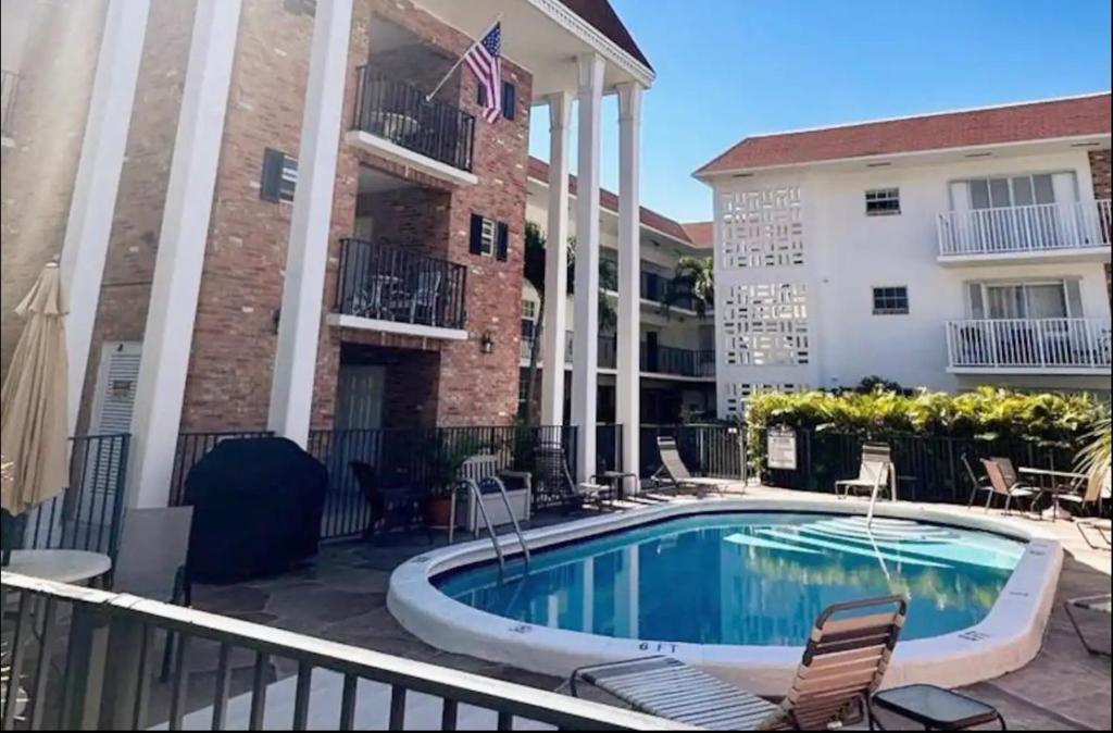 フォート・ローダーデールにあるFt Lauderdale - Oasisのホテル正面のプール(椅子付)