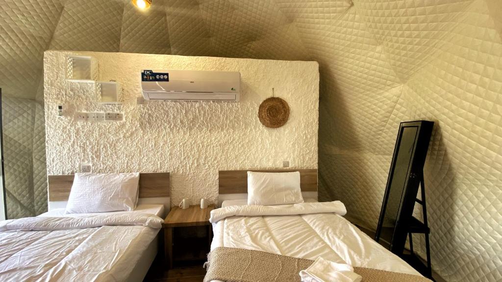 Postel nebo postele na pokoji v ubytování Jabal shams domes