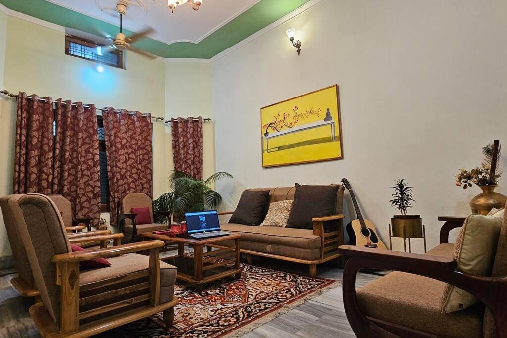 Uma área de estar em 4BHK Shruti Home Stay