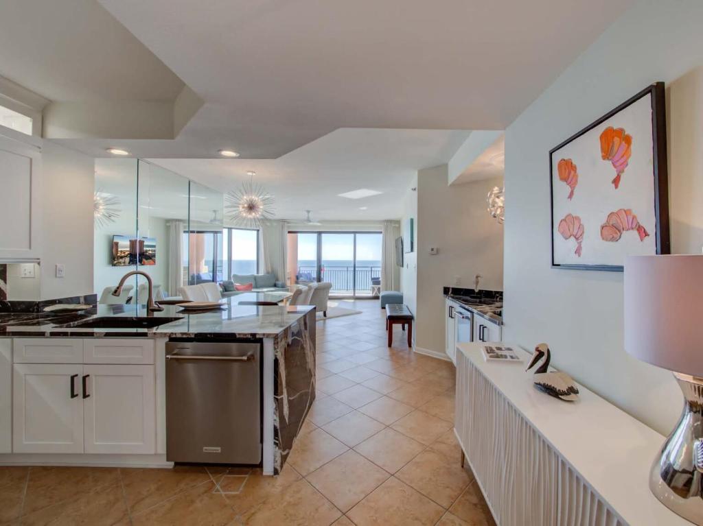 cocina con fregadero y encimera en Seachase 803W by Vacation Homes Collection en Orange Beach