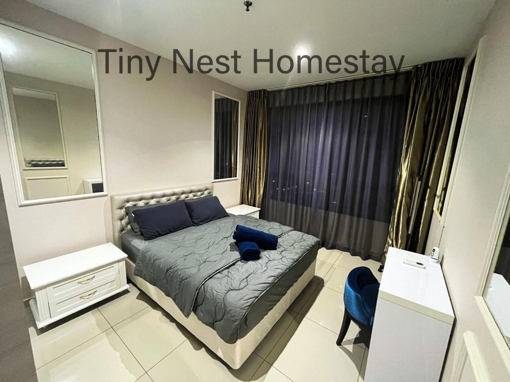 um pequeno quarto com uma cama e um espelho em Tiny Nest Homestay - iCity Shah Alam with Free WIFI, 5 minutes to UITM em Kampong Padang Jawa