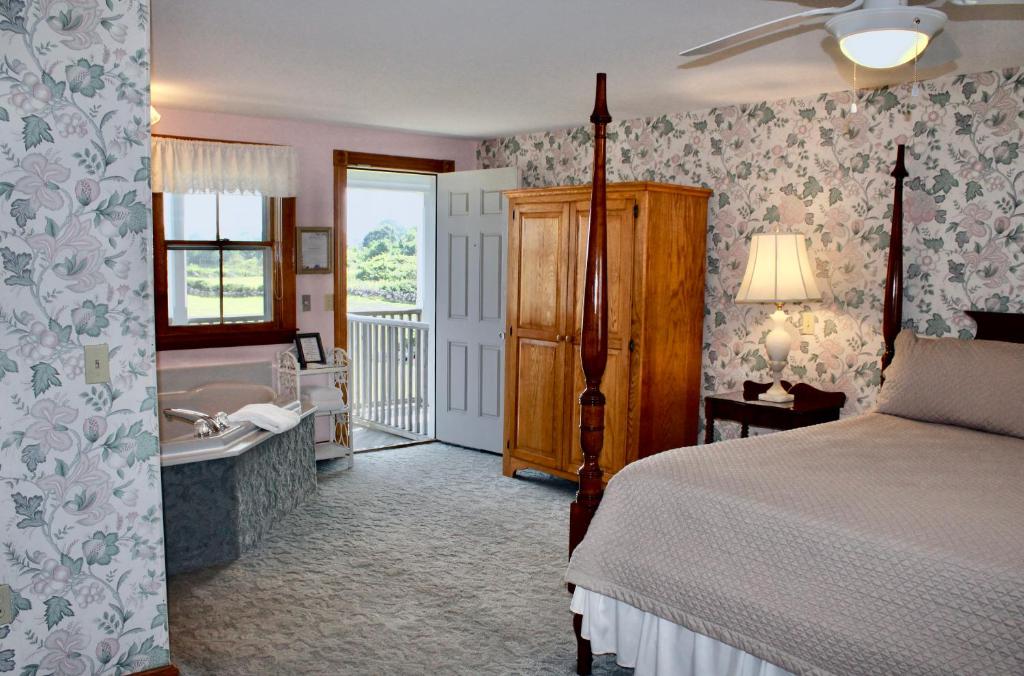 Postel nebo postele na pokoji v ubytování Rose Farm Inn