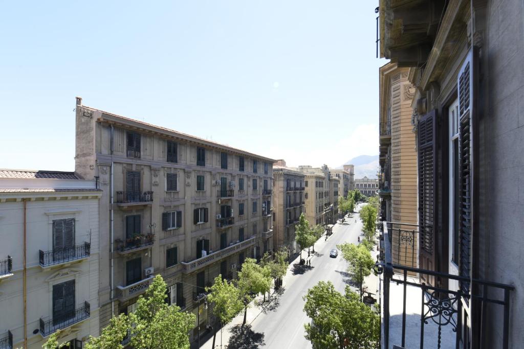 een uitzicht op een stadsstraat vanuit een gebouw bij Hotel Roma 62 in Palermo