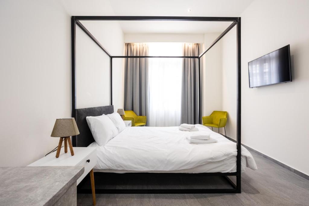 Postel nebo postele na pokoji v ubytování Aristotelous Downtown Suites