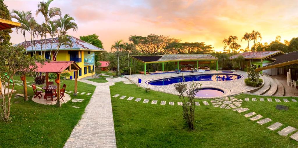 una casa con piscina en el patio en Ecohotel La Casona en Pereira