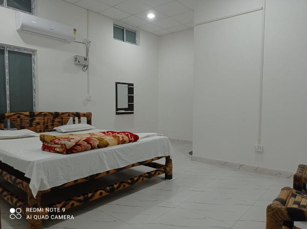 Majuli的住宿－MAHESWAR LAND，一间白色的房间,房间内设有一张床