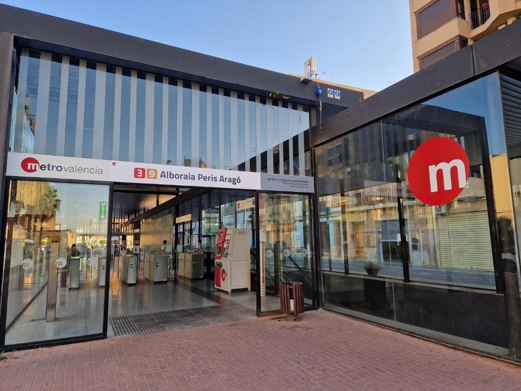 una tienda frente a un centro comercial con ventanas de cristal en Casa 12 PAX Metro Alboraya Valencia, en Alboraya
