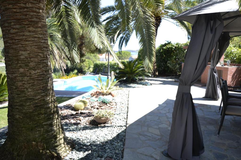 The swimming pool at or close to Monica's Tropical Villa
