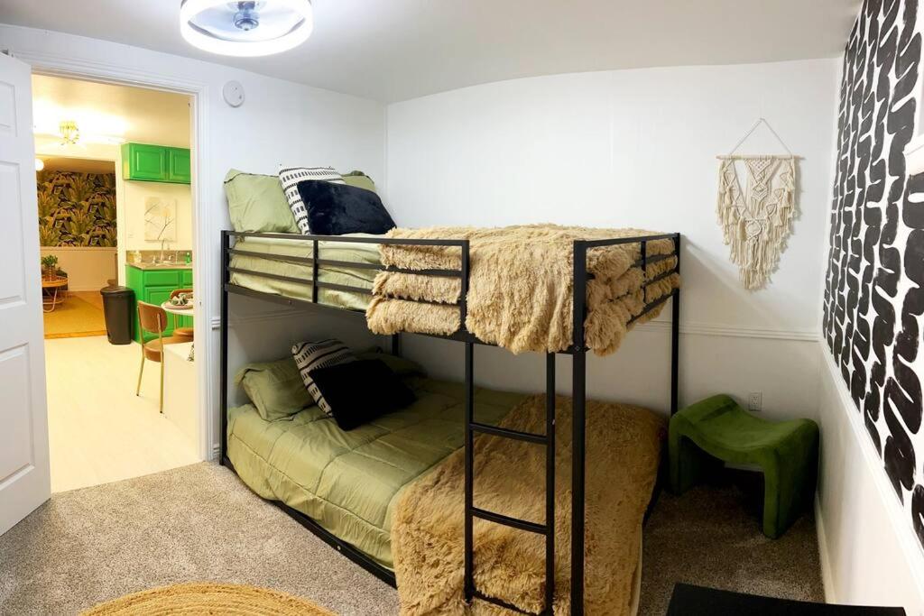 Secret Garden Denver tesisinde bir ranza yatağı veya ranza yatakları