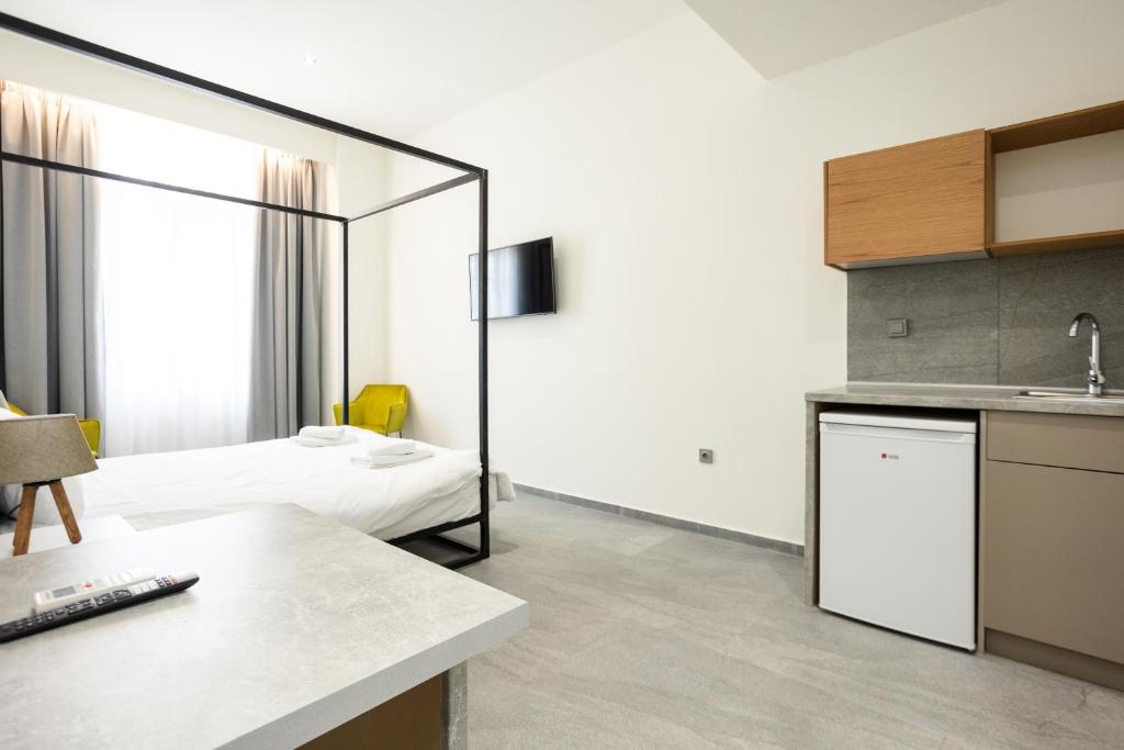 Postel nebo postele na pokoji v ubytování Aristotelous Downtown Suites
