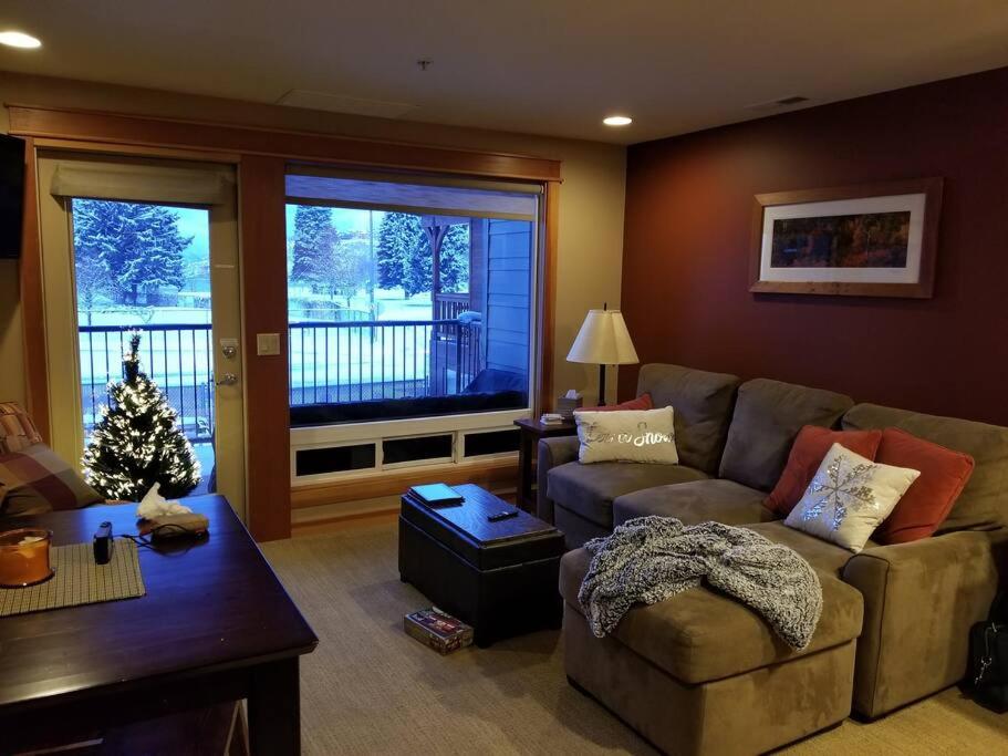 Posezení v ubytování Lake Chelan View Condo in Downtown near Beach!