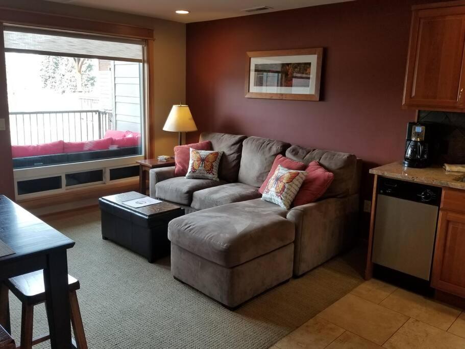 Posezení v ubytování Lake Chelan View Condo in Downtown near Beach!