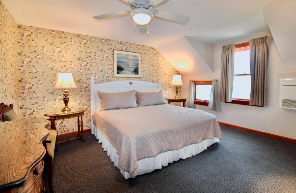 Rose Farm Inn - Double Room With Shared Bathroom