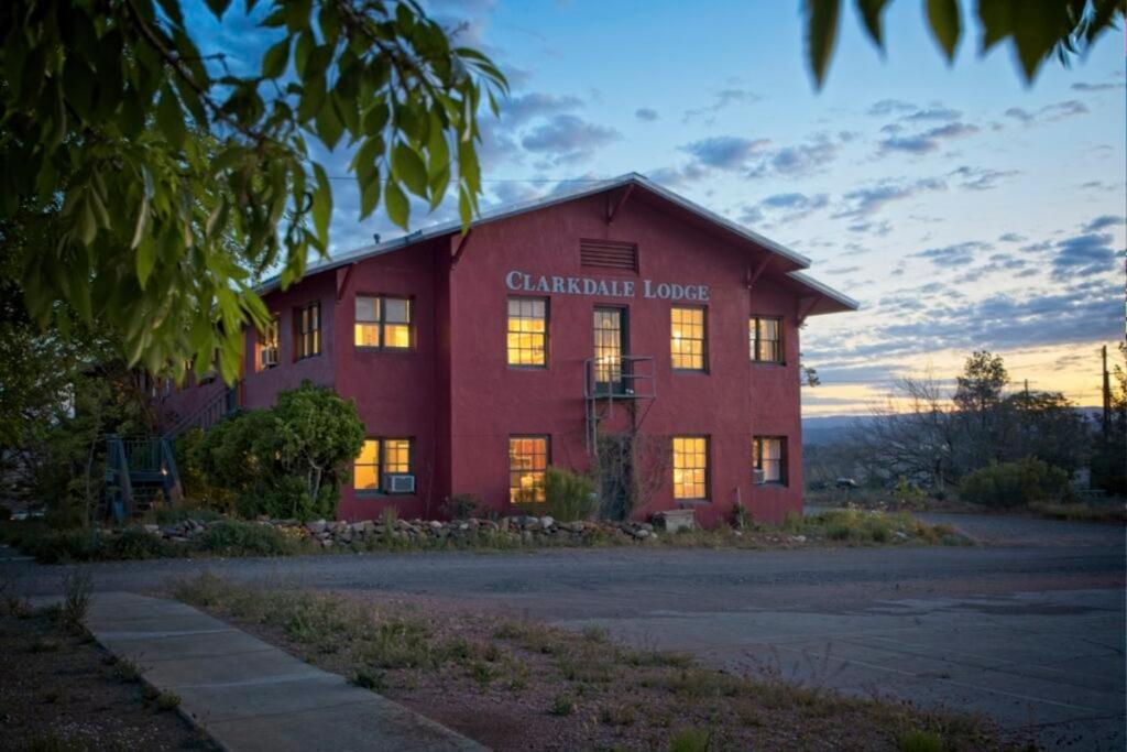 un granero rojo con las palabras "cambridge house" en él en Clarkdale Lodge 208 en Clarkdale