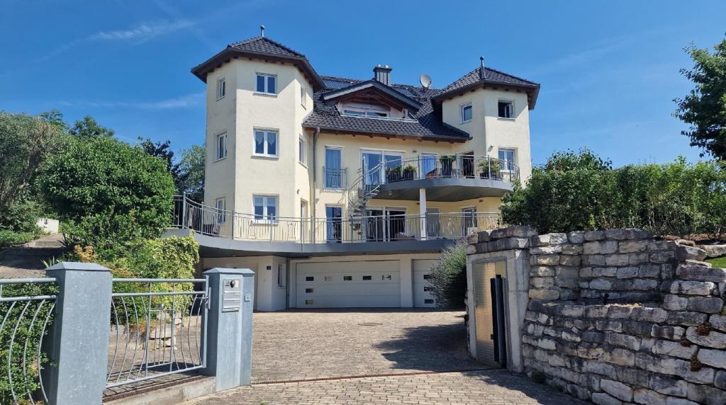 una casa grande con una puerta delante de ella en Ferienwohnung Halbig en Absberg