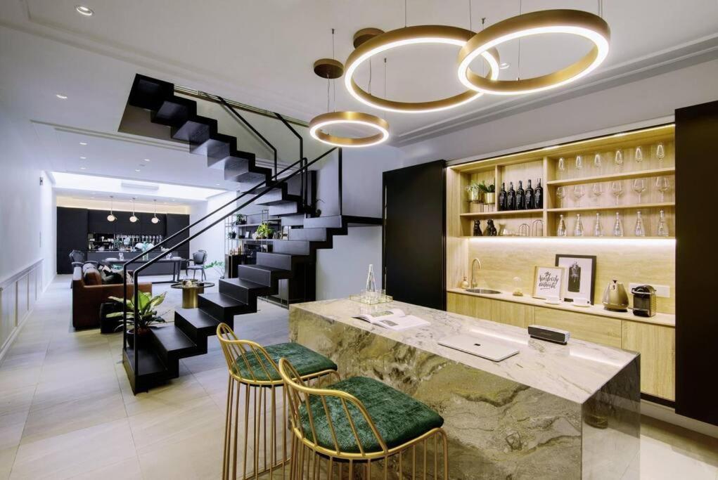 eine Lobby mit Bar und eine Treppe mit Weingläsern in der Unterkunft Georgetown Luxury Heritage House 4BR 10Pax in George Town