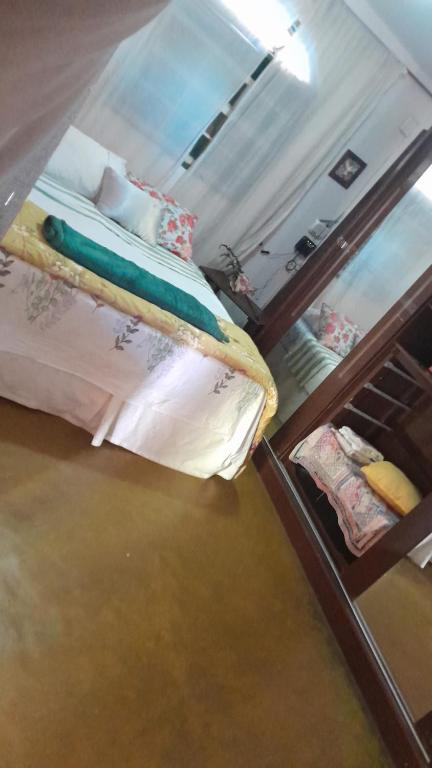 um quarto com uma cama com em Meu cantinho em Tiradentes