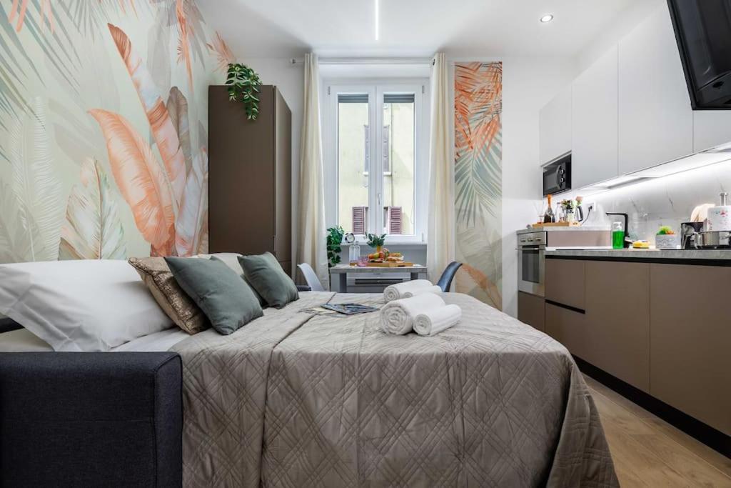 a room with a bed and a kitchen with a kitchen at Exotic House in central of Milan in Milan