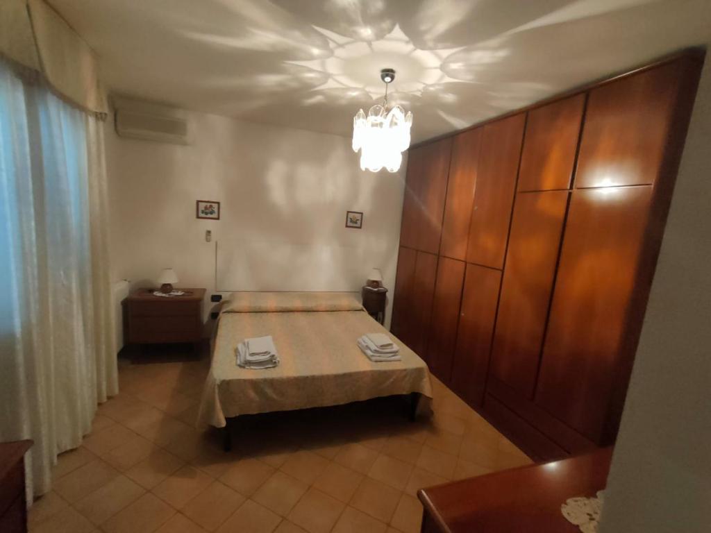 una camera con un letto e un tavolo di Domus Tzia Lina a Olbia