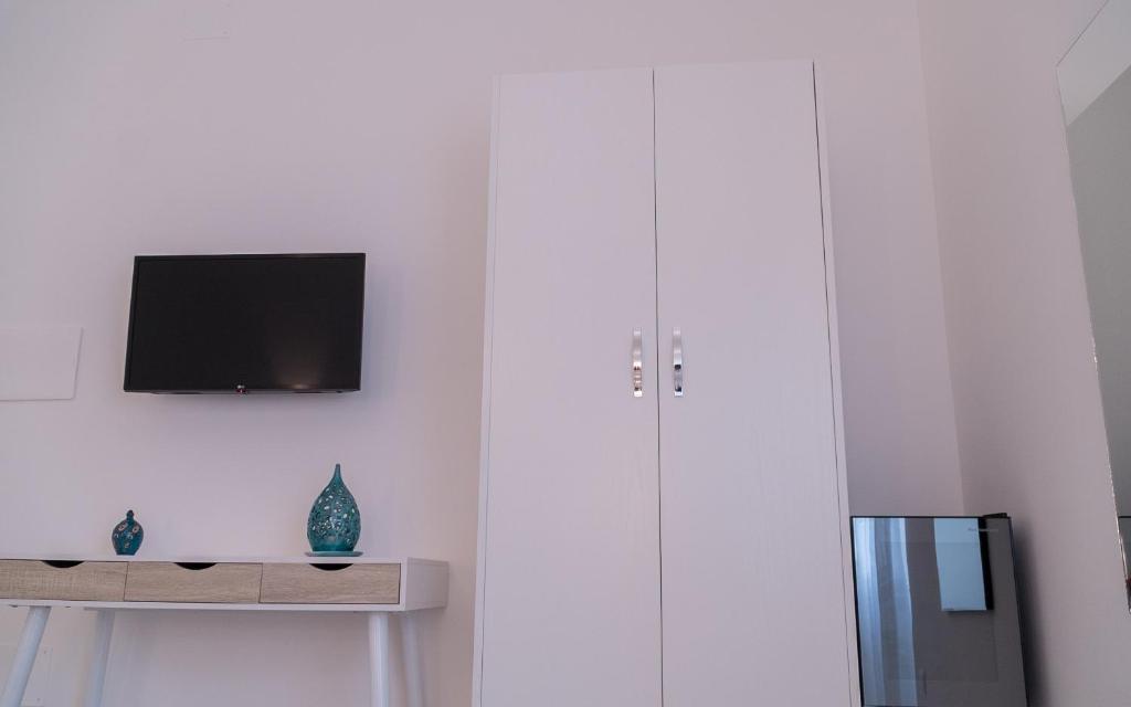 a living room with a tv on a white wall at Mareterè in Vietri sul Mare
