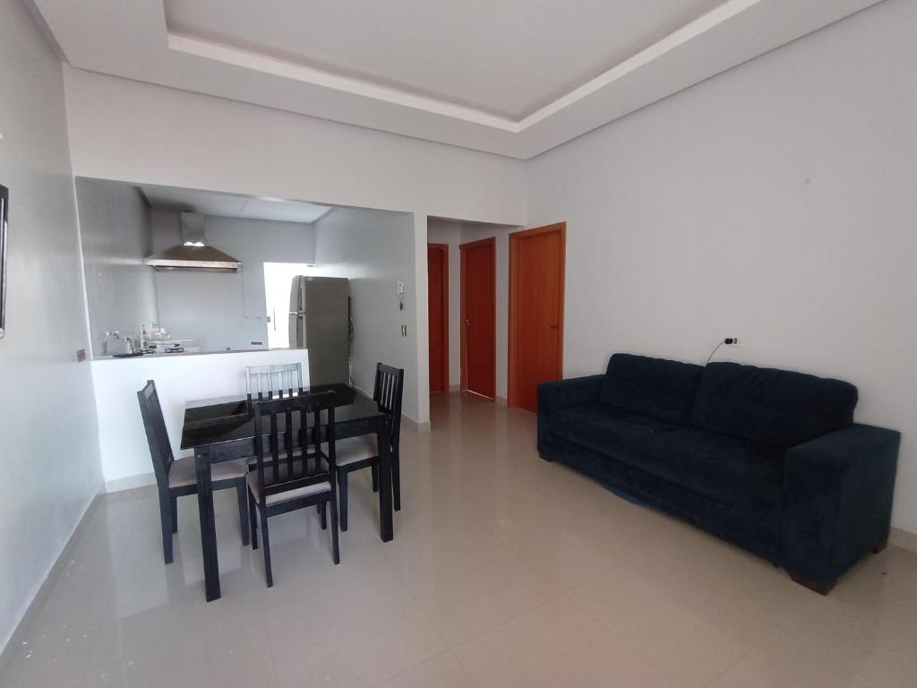 a living room with a black table and a couch at Residência em Bairro Nobre in Imperatriz