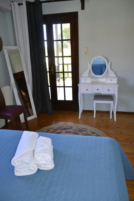 A bed or beds in a room at Monica's Tropical Villa