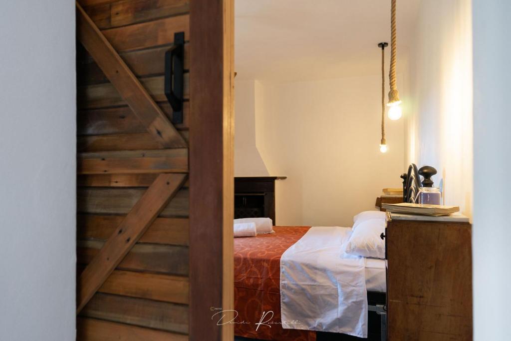 pokój z łóżkiem i schodami w obiekcie La tua dimora w mieście Sarzana