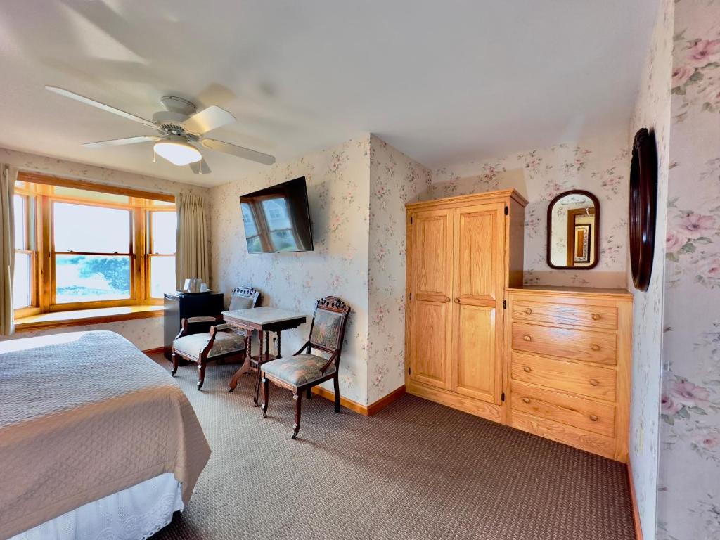 Rose Farm Inn - Deluxe King Room