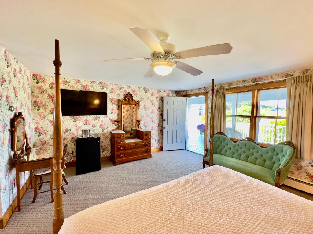 Rose Farm Inn - King Room With Garden View