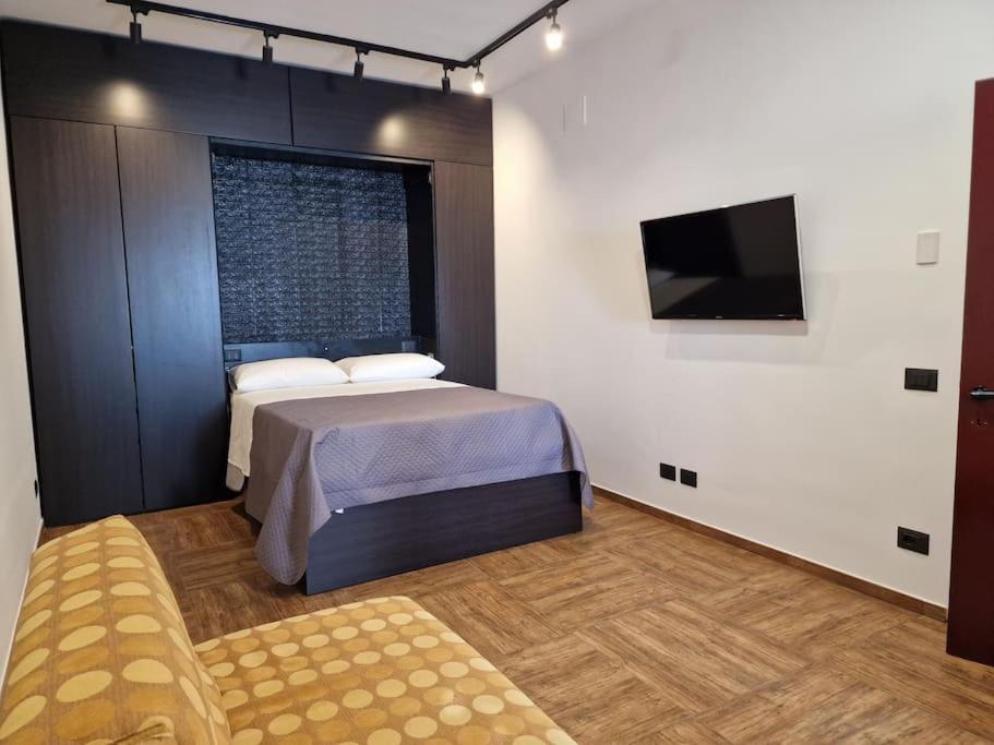 una camera con letto e TV a schermo piatto di Relax House a Petacciato