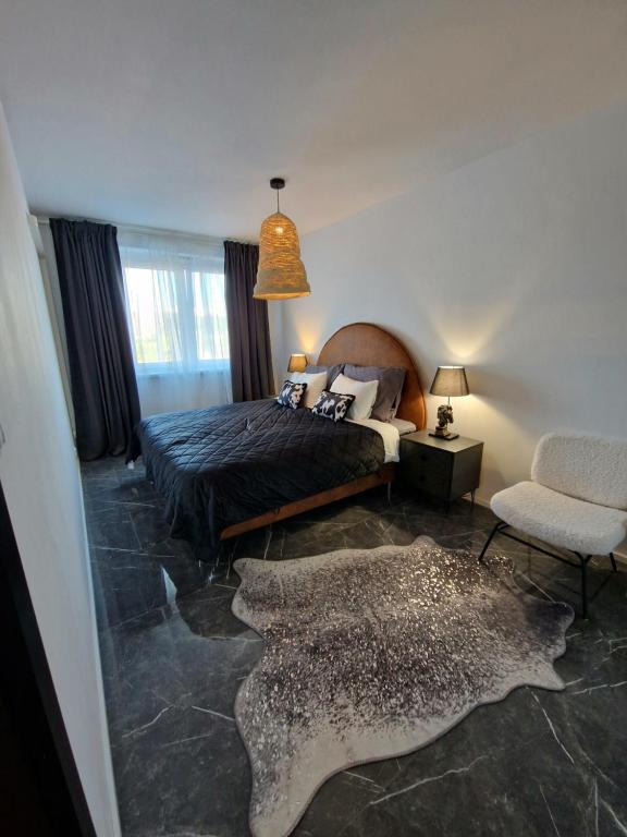 1 dormitorio con 1 cama grande y un pez grande en el suelo en Apartmán RedDog, en Košice