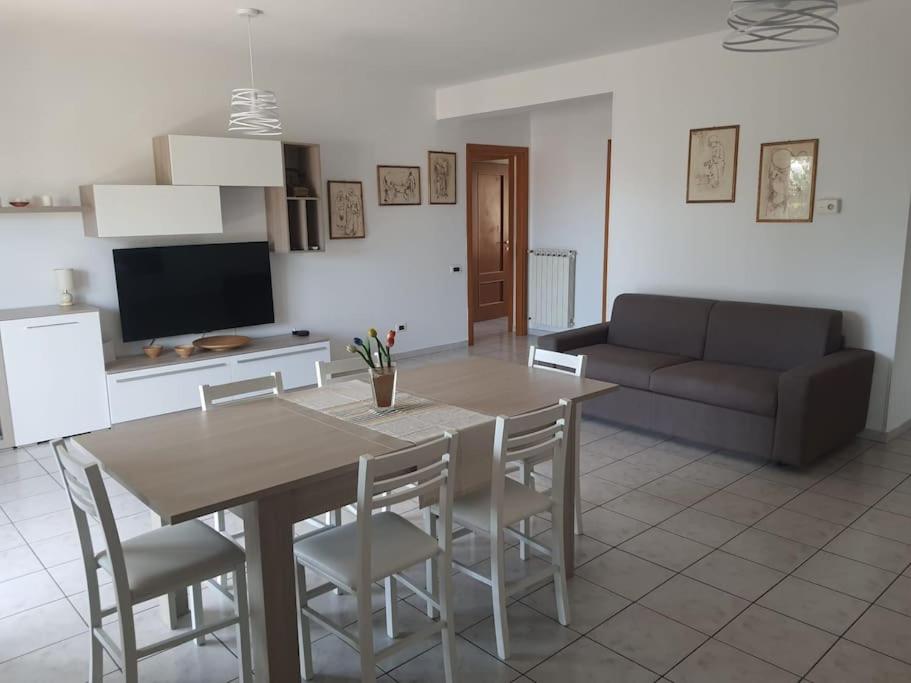 een woonkamer met een tafel en stoelen en een bank bij Casa Vacanze Carlà Formia in Formia