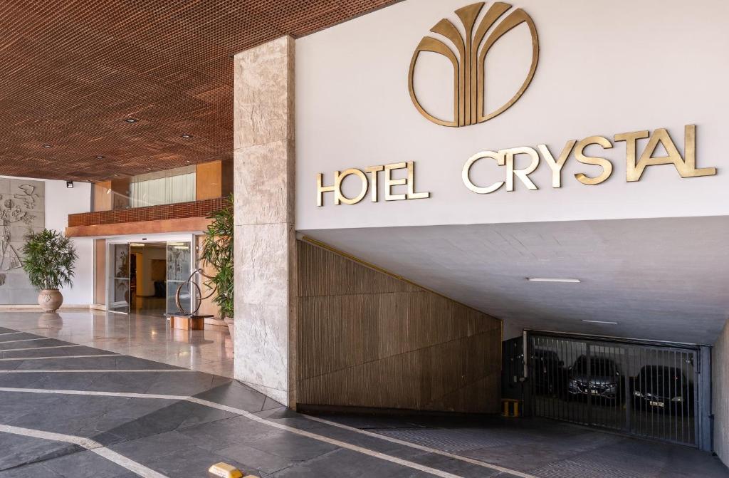 een hotellobby met een bordje dat op zigeunerin staat bij Hotel Crystal in Londrina