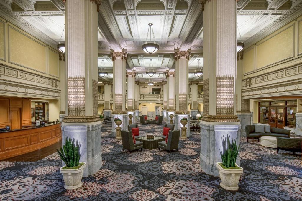 un gran vestíbulo con sillas y mesas en un edificio en Embassy Suites by Hilton Portland Downtown, en Portland