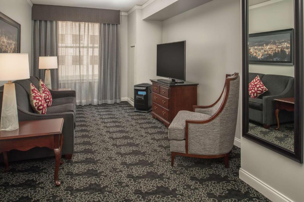 Embassy Suites by Hilton Portland Downtown photo