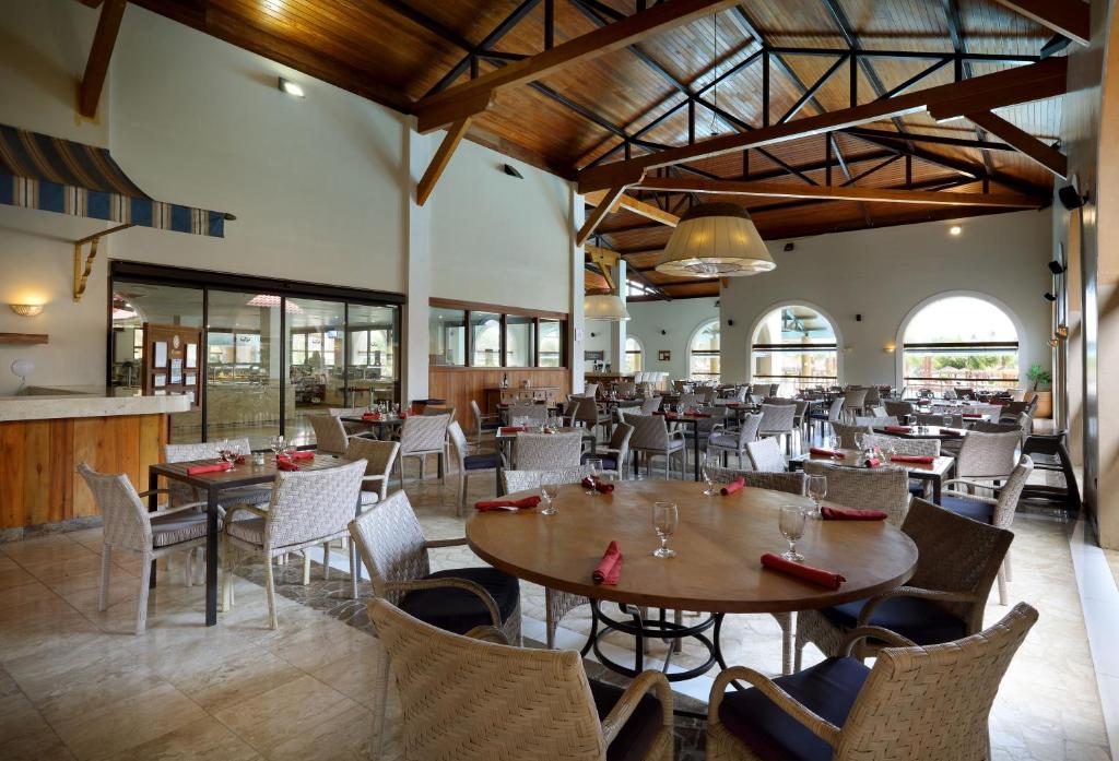 Restaurace v ubytování The Signature Level at Grand Palladium Imbassaí Resort & Spa