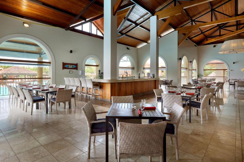 Restaurace v ubytování The Signature Level at Grand Palladium Imbassaí Resort & Spa