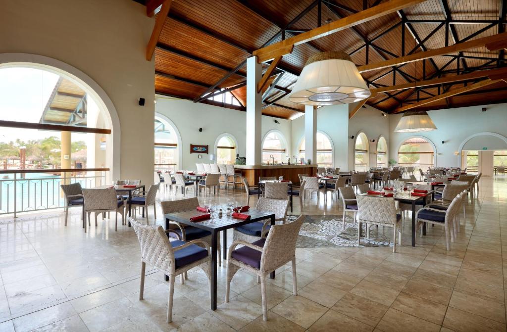 Restaurace v ubytování The Signature Level at Grand Palladium Imbassaí Resort & Spa